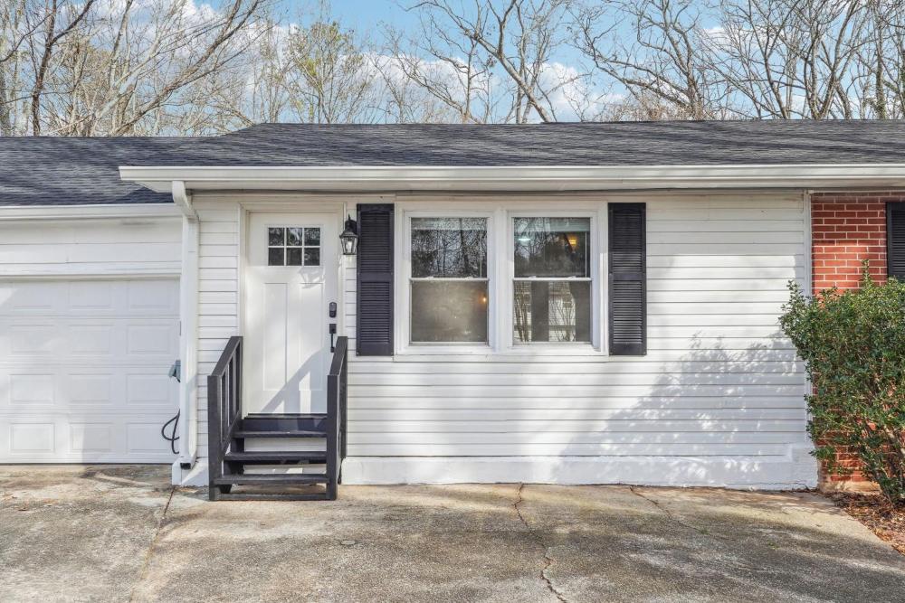 Cozy Kennesaw Apartment Close to KSU with EV Plug In